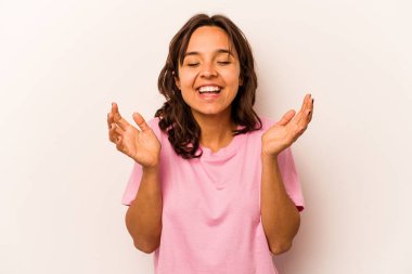 Beyaz arka planda izole edilmiş genç İspanyol kadın neşeli bir şekilde gülüyor. Mutluluk kavramı.