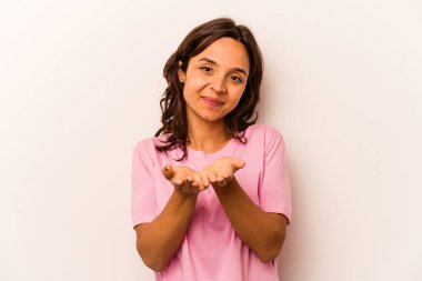 Beyaz arka planda izole edilmiş genç İspanyol kadın elinde avuç içi bir şeyle kameraya sunuyor..