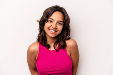 Beyaz arka planda izole edilmiş genç İspanyol kadın mutlu, güler yüzlü ve neşeli..