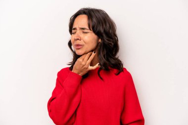 Beyaz arka planda izole edilmiş genç İspanyol kadın virüs ya da enfeksiyon yüzünden boğaz ağrısı çekiyor..