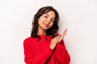 Beyaz arka planda izole edilmiş genç İspanyol kadın enerjik ve rahat hissediyor, ellerini ovuşturuyor..