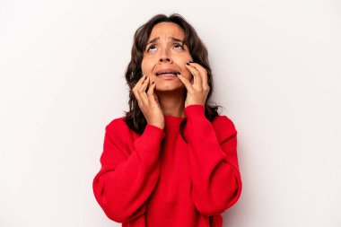 Beyaz arka planda yalnız kalmış, ağlayan ve sızlanan genç bir İspanyol kadın..