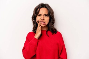 Beyaz arka planda izole edilmiş genç İspanyol kadın güçlü bir diş ağrısı, azıdişi ağrısı var..