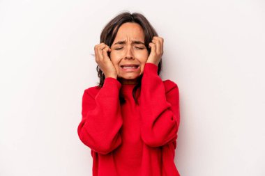 Beyaz arka planda izole edilmiş genç İspanyol kadın ağlıyor, bir şeylerden mutsuz, acı ve kafa karışıklığı konsepti..