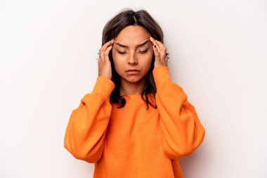 Beyaz arka planda izole edilmiş genç İspanyol kadın şakaklara dokunuyor ve baş ağrısı çekiyor..