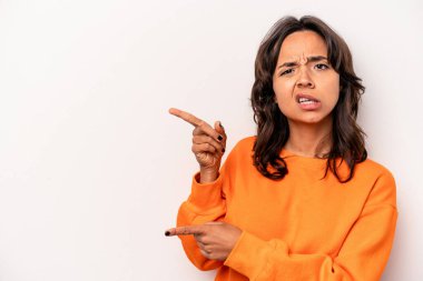 Beyaz arka planda izole edilmiş genç İspanyol kadın işaret parmaklarıyla fotokopi alanını işaret ederek heyecan ve arzusunu ifade ediyor..