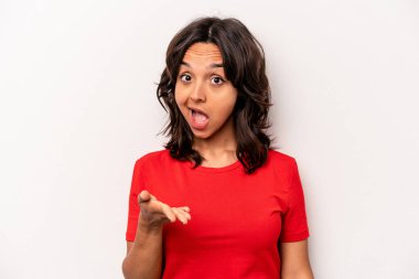Beyaz arka planda izole edilmiş genç İspanyol kadın selamlama jesti olarak kameraya elini uzatıyor..