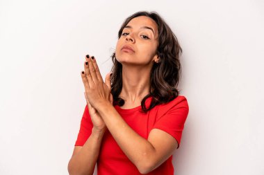 Beyaz arka planda izole edilmiş genç İspanyol kadın enerjik ve rahat hissediyor, ellerini ovuşturuyor..