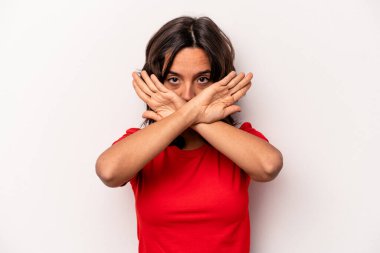 Beyaz arka planda izole edilmiş genç İspanyol bir kadın inkar jesti yapıyor.