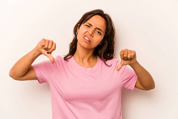 Young Hispanic Woman Isolated White Background Showing Thumb Expressing Dislike — Foto Stock