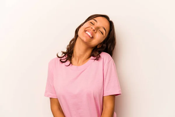 Mladá Hispánka Izolované Bílém Pozadí Uvolněný Šťastný Smích Krk Natažený — Stock fotografie