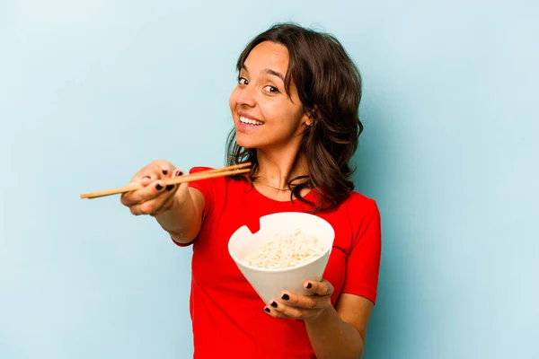 Ung Latinamerikansk Kvinna Äta Nudlar Isolerad Blå Bakgrund — Stockfoto