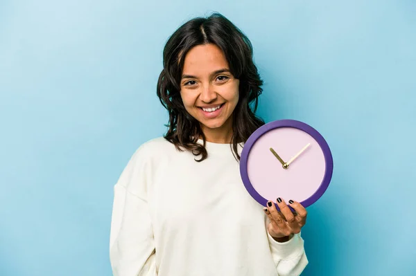 Jovem Hispânica Segurando Relógio Isolado Fundo Azul Feliz Sorridente Alegre — Fotografia de Stock
