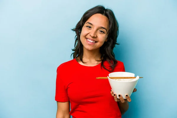 Ung Latinamerikansk Kvinna Äta Nudlar Isolerad Blå Bakgrund Glad Leende — Stockfoto