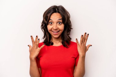 Beyaz arka planda izole edilmiş genç İspanyol kadın on numarayı elleriyle gösteriyor..