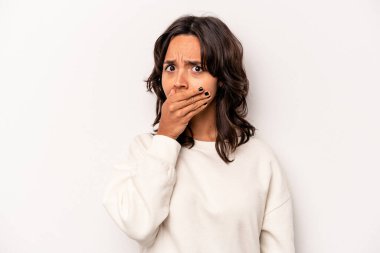 Beyaz arka planda izole edilmiş genç İspanyol kadın elleri endişeli bir şekilde ağzı örtüyor..