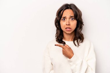 Beyaz arka planda izole edilmiş genç İspanyol kadın...