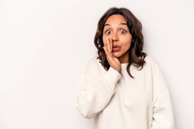 Beyaz arka planda izole edilmiş genç İspanyol kadın gizli bir sıcak fren haberi veriyor ve bir kenara bakıyor.