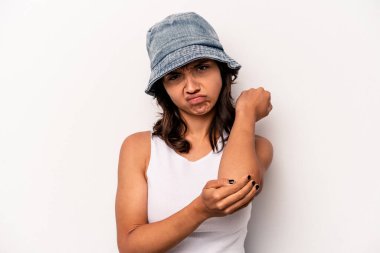 Beyaz arka planda izole edilmiş genç İspanyol kadın stresten dolayı boynu ağrıyor, masaj yapıyor ve elle dokunuyor..