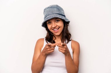 Beyaz arka planda izole edilmiş genç İspanyol kadın parmaklarıyla ön tarafı işaret ediyor..