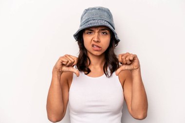 Beyaz arka planda izole edilmiş genç İspanyol bir kadın hoşlanmadığı bir hareket gösteriyor. Anlaşmazlık konsepti.