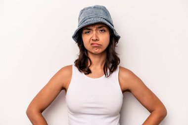 Genç İspanyol kadın beyaz arka planda izole edilmiş üzgün, ciddi yüzlü, mutsuz ve hoşnutsuz..