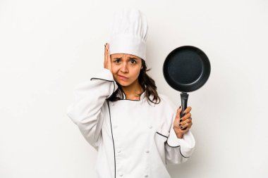 Beyaz arka planda izole edilmiş genç İspanyol aşçı kadın şok geçiriyordu, önemli bir toplantıyı hatırladı..