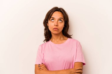 Beyaz arka planda izole edilmiş genç İspanyol kadın tekrarlanan bir görevden yoruldu..