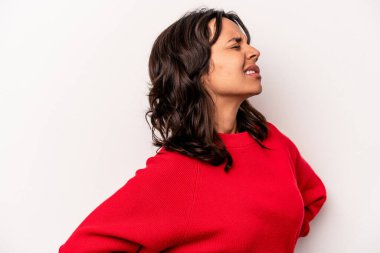 Beyaz arka planda izole edilmiş, sırt ağrısı çeken genç bir İspanyol kadın..