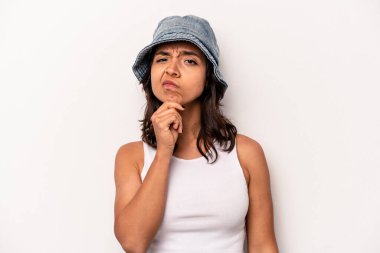 Genç İspanyol kadın beyaz arka planda izole edilmiş düşünüyor, bakıyor, yansıtıyor, düşünüyor, fantezi kuruyor..