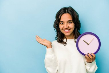 Mavi arka planda bir saat tutan genç İspanyol kadın bir avuç içinin fotokopisini çekiyordu ve başka bir eli belinde tutuyordu..