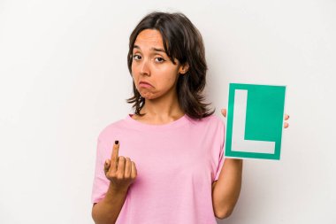 Genç İspanyol kadın elinde acemi sürücü tabelası var. Beyaz arka planda izole edilmiş. Seni işaret ediyor..