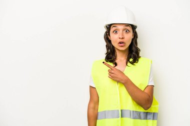Beyaz arka planda izole edilmiş genç bir işçi kadın.
