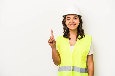 Latin kökenli genç bir kadın, beyaz arka planda izole edilmiş ve parmak izleriyle bir numarayı gösteriyor..