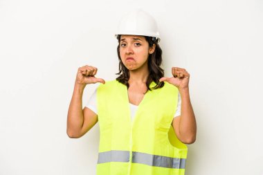 Beyaz arka planda izole edilmiş genç İspanyol kadın gururlu ve kendinden emin hissediyor, örnek olarak.