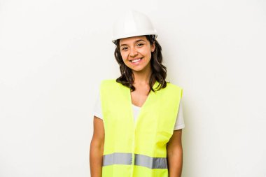 Beyaz arka planda izole edilmiş genç bir işçi kadın mutlu, güler yüzlü ve neşeli..