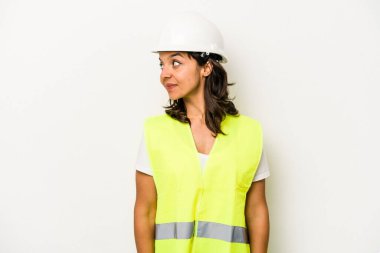 Beyaz arka planda izole edilmiş genç bir işçi kadın. Gülümsüyor, neşeli ve keyifli görünüyor..