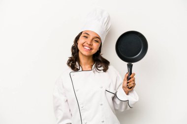 Genç İspanyol aşçı kadın beyaz arka planda izole edilmiş mutlu, güler yüzlü ve neşeli.
