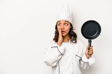 Beyaz arka planda izole edilmiş genç İspanyol aşçı kadın gizli bir sıcak fren haberi veriyor ve kenara bakıyor.