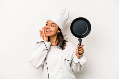 Beyaz arka planda izole edilmiş genç İspanyol aşçı kadın bağırıyor ve avuç içi kadar açık bir ağız tutuyor..
