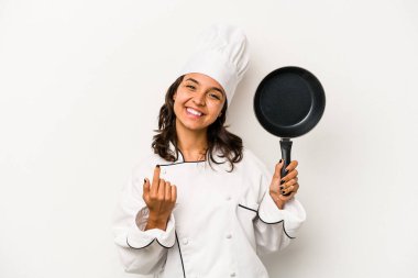 Beyaz arka planda izole edilmiş genç İspanyol aşçı kadın sanki seni davet ediyormuş gibi seni işaret ediyor..