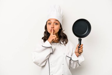 Beyaz arka planda izole edilmiş genç İspanyol aşçı kadın ya sır saklıyor ya da sessizlik istiyor..