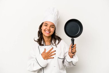 Genç İspanyol şef kadın beyaz arka planda izole edilmiş gülüyor ve eğleniyor..