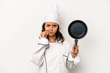 Genç İspanyol aşçı kadın beyaz arka planda izole edilmiş, parmakları dudaklarında bir sır saklıyor..