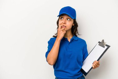 Beyaz arka planda izole edilmiş genç İspanyol kadın teslimatçı bir şeyin fotokopi odasına baktığını düşünerek rahatladı..
