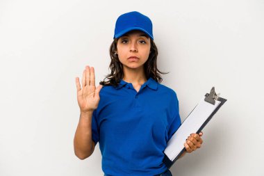 Beyaz arka planda izole edilmiş genç İspanyol kadın teslimatçı elini uzatmış, dur işareti göstererek seni engelliyor..