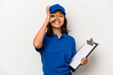 Genç İspanyol kadın teslimatçı, beyaz arka planda izole edilmiş heyecanlı..