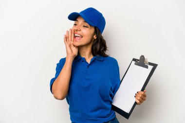 Genç İspanyol kadın teslimatçı beyaz arka planda izole edilmiş bağırıyor ve avuç içini açık tutuyordu..