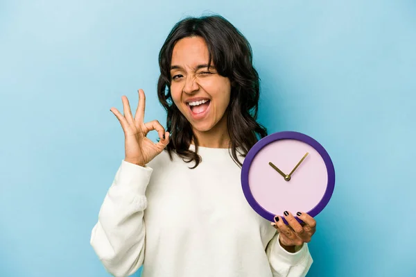 Young Hispanic Woman Holding Clock Isolated Blue Background Cheerful Confident — Stok fotoğraf