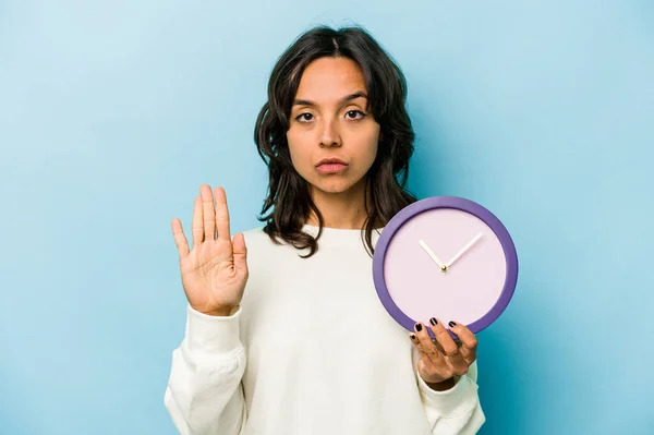 Young Hispanic Woman Holding Clock Isolated Blue Background Standing Outstretched — Foto de Stock